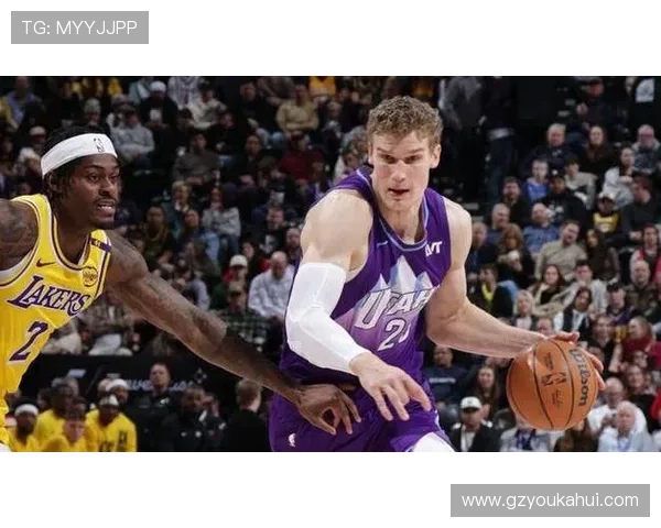 布朗尼奋力拼抢助攻范德比尔特完成轻松得分精彩表现引爆赛场热情